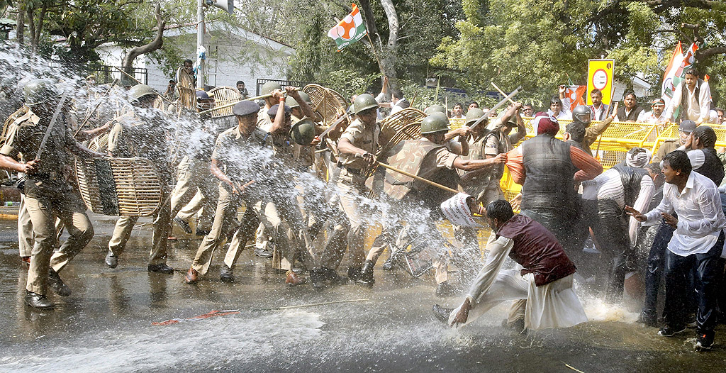 Индийската полиция използва пръчки и водни струи, за да разпръсне хора по време на протест в Ню Делхи, Индия. Протестиращите се събраха срещу законопроект на придобиване на земя.