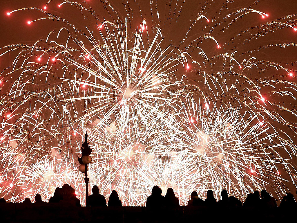 Хора гледат фойерверки на фестивала Фалас 2015 във Валенсия, Испания. Фестивалът се провежда в района на Валенсия от 15 до 19 март с който почитат Свети Йосиф, покровител на дърводелците