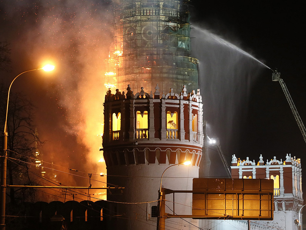 Пожар избухна в московския Новодевически манастир, който е построен през 1524 и е в списъка на ЮНЕСКО на световното културно наследство. Със стихията се бориха над 100 пожарникари в продължение на около три часа