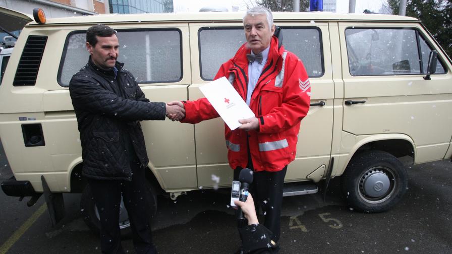 Председателят на БЧК Христо Григоров дарява високопроходима линейка на Сърница