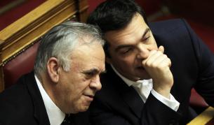 Вицепремиерът Янис Драгасакис (л) и министър-председателят Алексис Ципрас