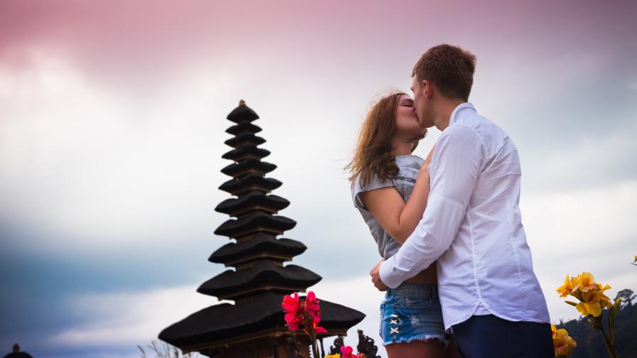 Масово целуване в Бали за здраве и благоденствие