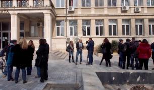 Журналисти и протестиращи пред съда във Варна днес