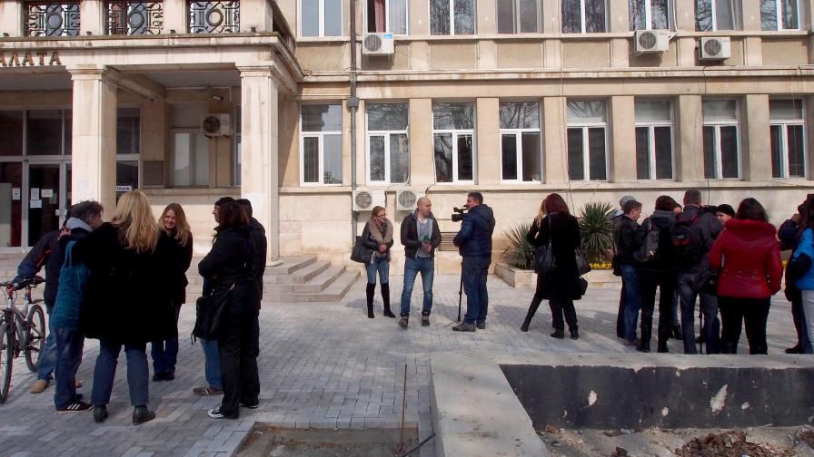 Журналисти и протестиращи пред съда във Варна днес