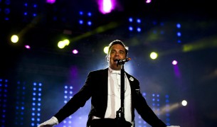 Фенове плащат по 2000 лв., за да спят в близост до Роби