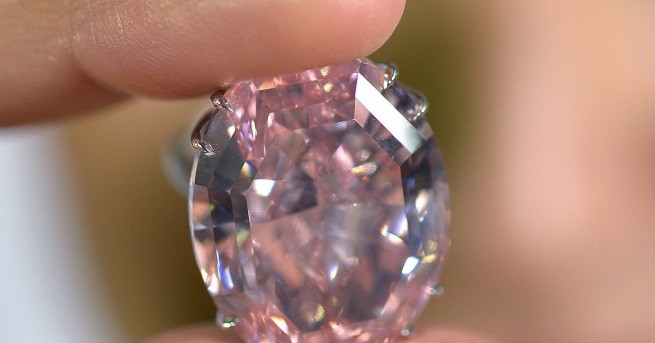 Откраднат диамантен пръстен глътнат от ирландски турист отново излезе на