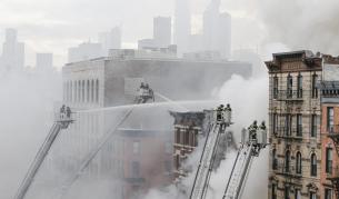 Сграда в Манхатан рухна след експлозия и пожар