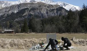 Роднини поставят цветя пред мемориал в памет на загиналите