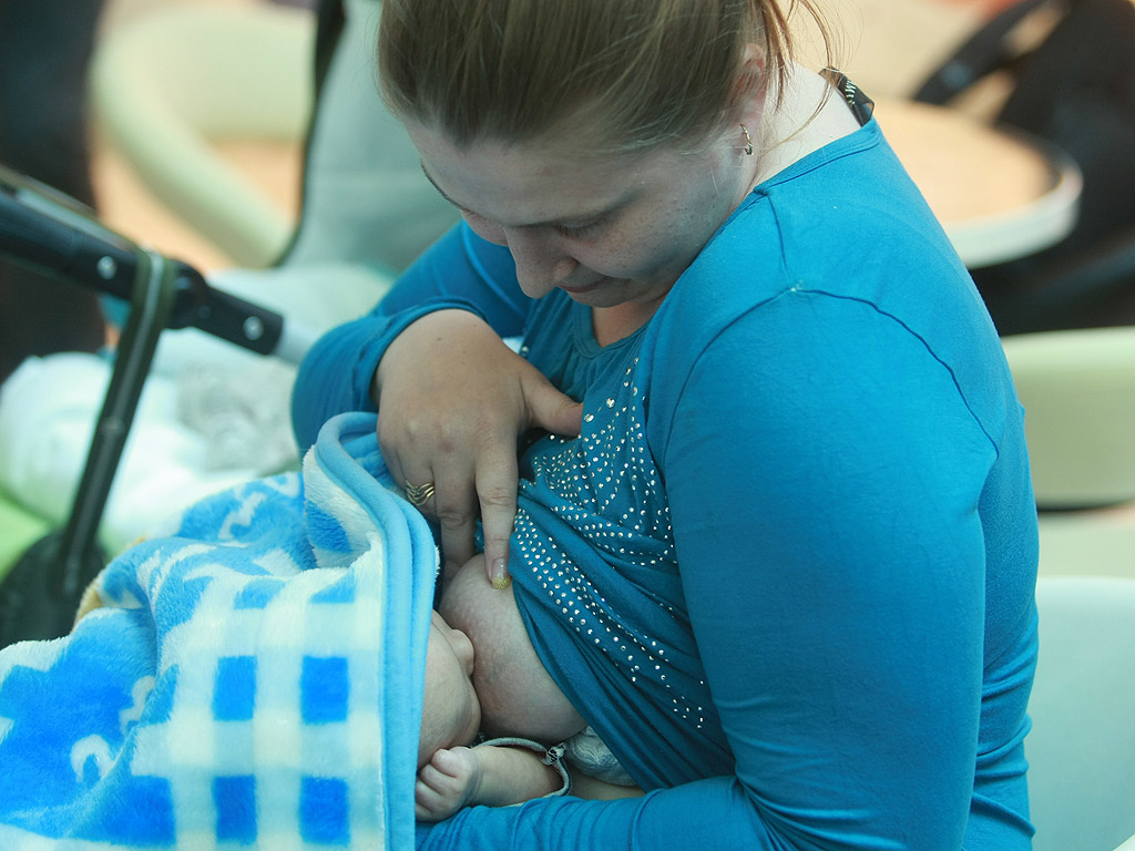 Дискусията започна преди няколко дни, когато кърмеща майка е завела дело срещу търговски център. Докато тя кърмила на пейка в мола, охранител я помолил да се премести от там, тъй като притеснявала другите посетители