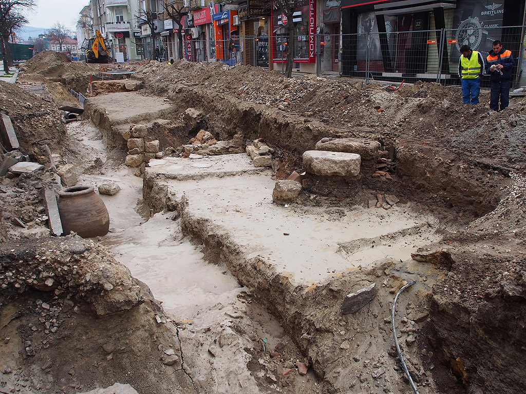 Въпреки забраната за строителни дейности до приключване на разкопките в центъра на Варна, ВиК работници нанесоха щети по артефактите. В съботния ден ВиК авария наводни разкопките и свлекли се бордюри напукаха делвата от IV век. Сринали са се и части от крепостната стена на античния Одесос. От продължаващите изкопни работи на места парчета от стената са разбити и са буквално в насипно състояние. Изкопите вече са отводнени и днес на разкопките археолози оценяваха нанесените щети, като ВиК дейностите бяха преустановени.