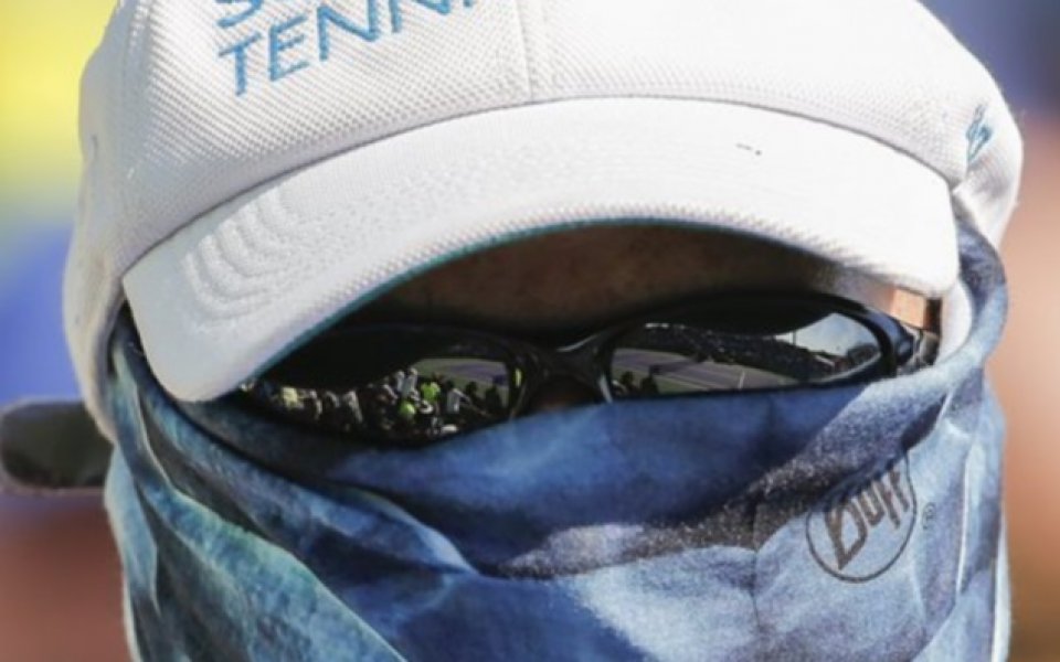 фен на тениса се крие от слънцето по време на мачовете на турнира в Маями