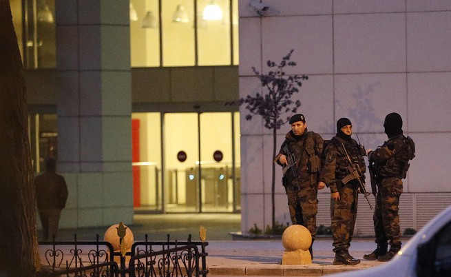 Двама нападатели откриха огън по полицейско управление в Истанбул
