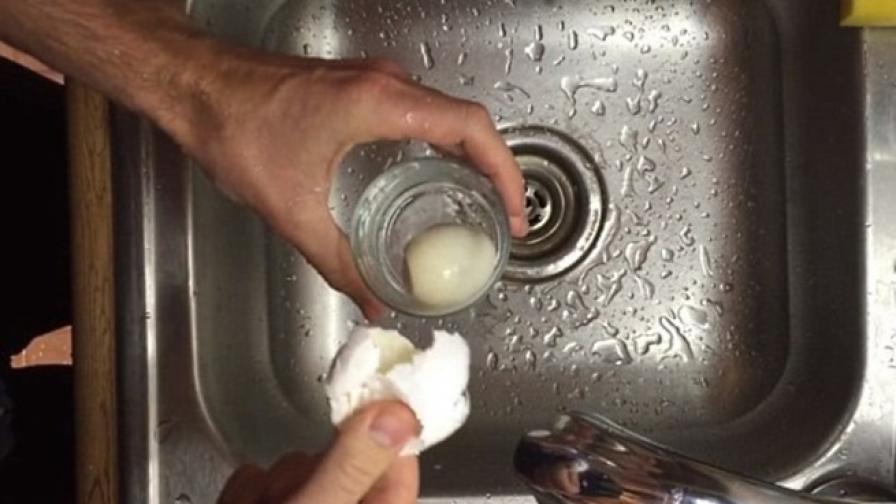 Как да обелим сварено яйце за секунди? (видео)