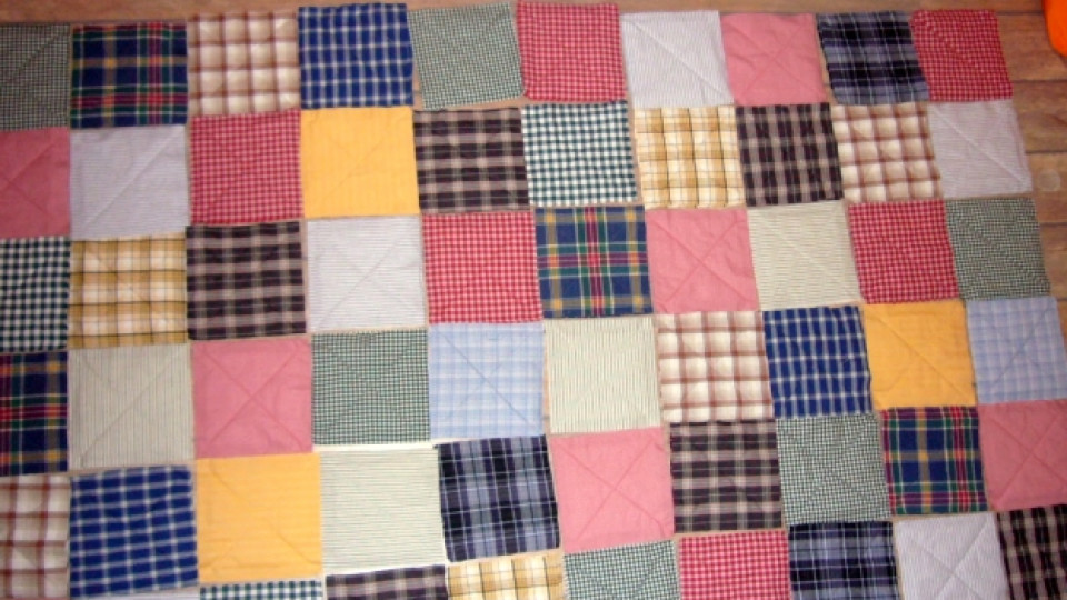 Нов живот за старите дрехи: цветно одеяло