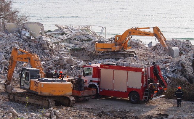 Задържаха мъж във връзка с рухването на хотела във Варна