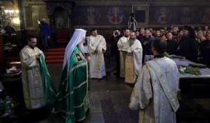 Хиляди хора се стекоха в храмовете на Разпети Петък