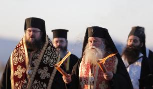 Благодатният огън пристигна на летището в София