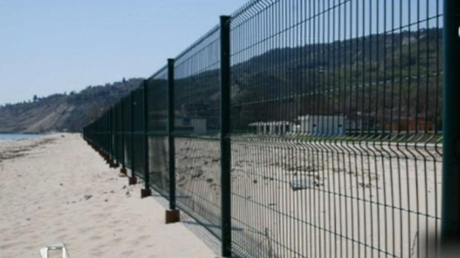 Метална ограда разделя плажа в Кранево