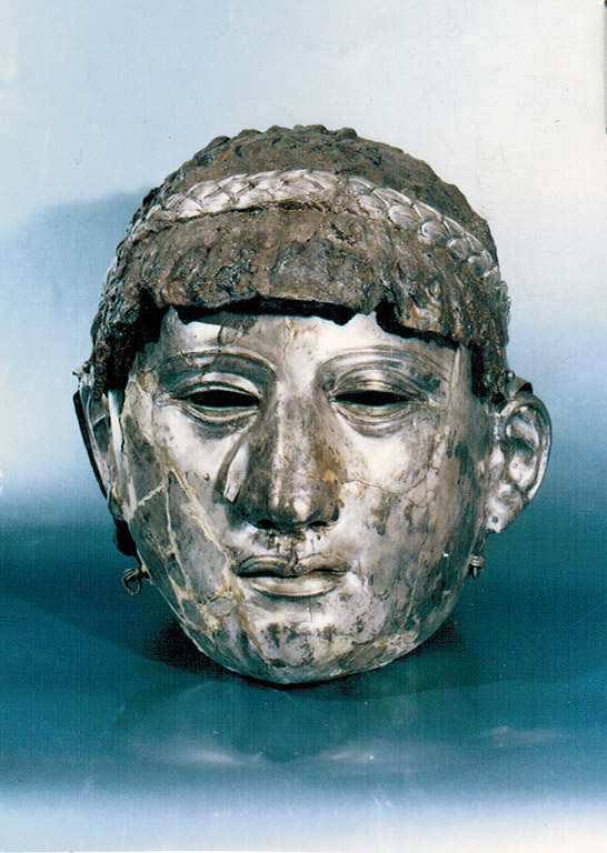 В Пловдив върнаха шлем-маска от I в. след Хр., открадната през 1995 г. от музея в града. Парадният шлем – маска от I в. сл. Хр., е открит при археологически разкопки през 1905 г. в надгробна могила – кв. Каменица, гр. Пловдив