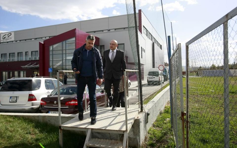 Министър Кралев инспектира спортната база в Сливница