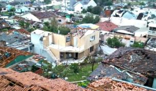 Торнадо помете бразилски град (видео)