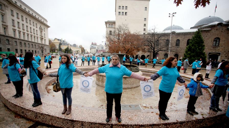 На 14 ноември - Световния ден за борба с диабета, диабетици сформират голям син кръг- символът на борбата с болестта