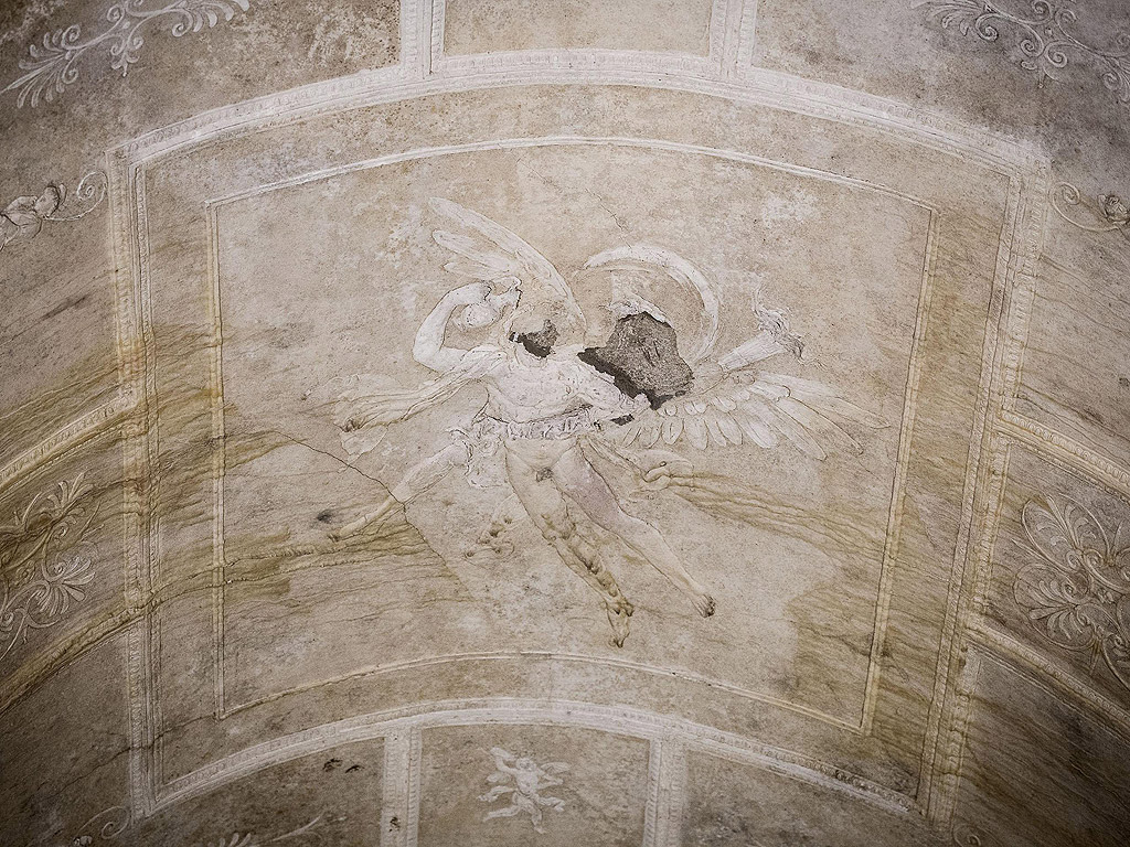 Изглед на възстановени мазилки в подземната базилика на Порта Маджоре в Рим, Италия. Две години са били нужни за почистване, консолидиране и защитни процедури.