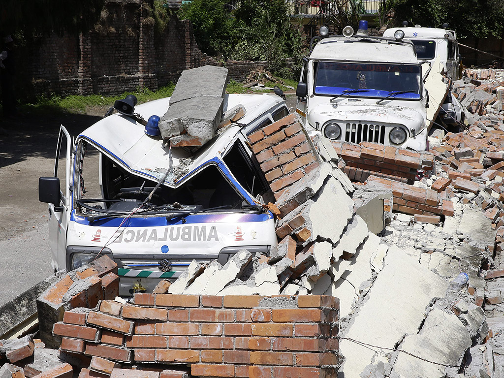 Повредени линейки в болница в Катманду, Непал, след разрушителното земетресение от 25 април. Непалското Министерство на вътрешните работи обяви нови данни за земетресението от събота. "Получихме нова информация за 3351 загинали и 6833 пострадали", посочи ведомството на страницата си в Туитър