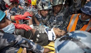 Младеж беше изваден жив изпод руините в Катманду