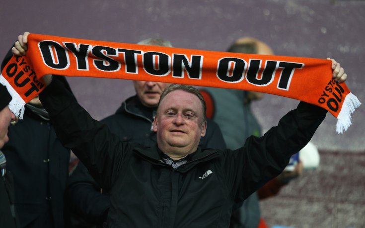 Феновете на Блекпул прекъснаха контрола, нахлувайки на терена