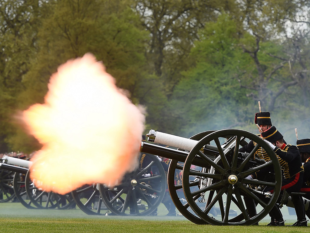 Артилерийски огън в Хайд Парк в Лондон, Великобритания отбеляза раждането на второто дете на Принц Уилям и съпругата му Катрин, Шарлот Елизабет Даяна