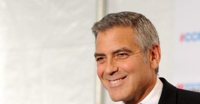 Източници съобщават, че актьорът Джордж Клуни е претърпял пътен инцидент