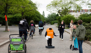 Роботът Райнер приканва да го нахранят с боклуци