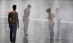 Жителите на столицата Мадрид се разхлаждаха в градските фонтани