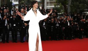 Софи Марсо показа бельо на червения килим в Кан (видео)