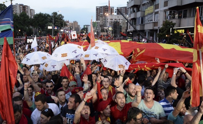 Десетки хиляди се събраха в Скопие в подкрепа на премиера Никола Груевски