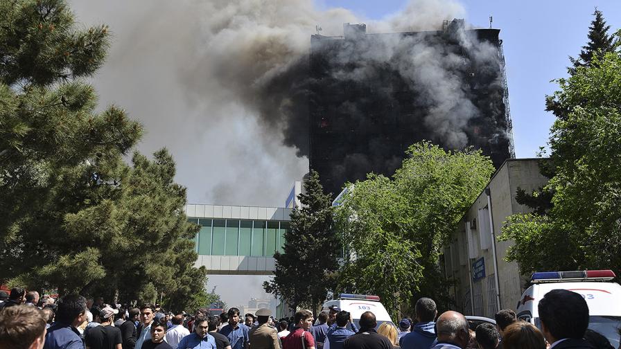 Най-малко 16 души загинаха при пожар в блок в Баку