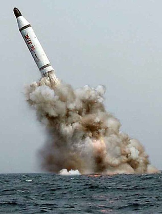 Снимки от подводното изстрелване на ракета, което КНДР твърди, че е извършила