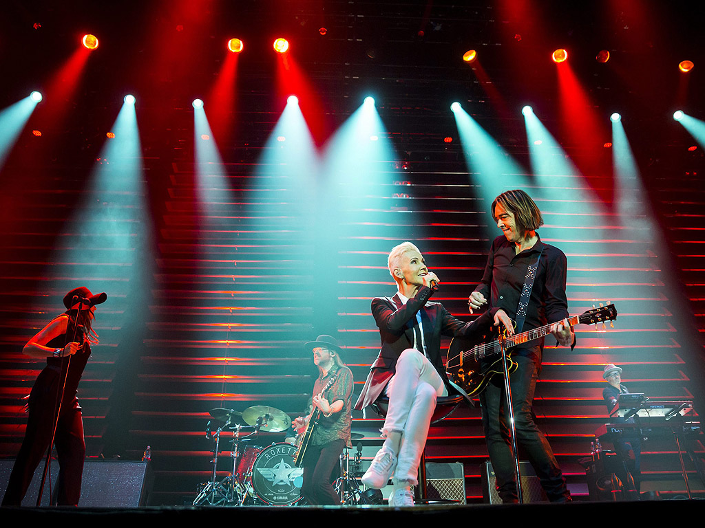 Мари Фредриксон и Пер Гесле, членове на шведската поп-рок група Roxette на сцената в Budapest Sports Arena в Будапеща, Унгария