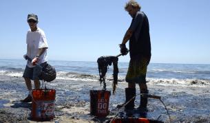 Скъсан петролопровод заля прочут плаж в Калифорния