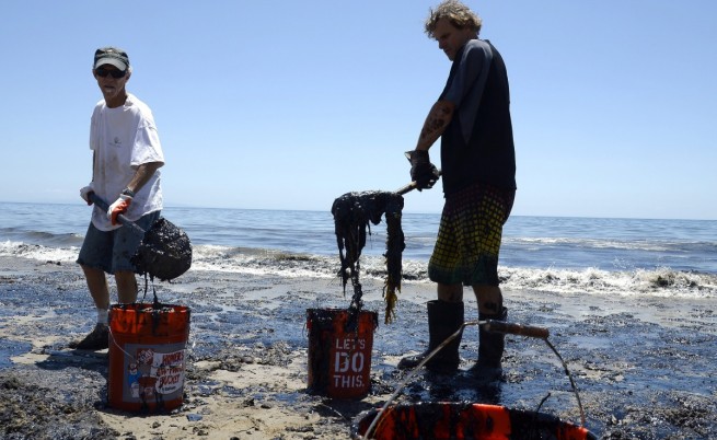 Скъсан петролопровод заля прочут плаж в Калифорния
