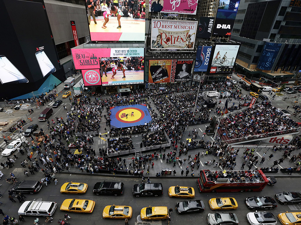 Претъпкан Times Square на който състезатели от по борба от САЩ и кубинския националния отбор вземат участие в състезанието по свободна борба в Ню Йорк, Ню Йорк, САЩ.