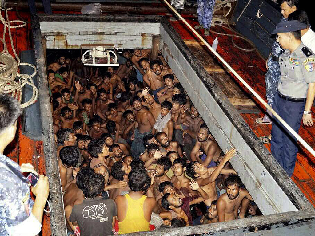 Мианмарски полицейски служители спасиха лодка с 219 имигранти, повечето от тях от Бангладеш.