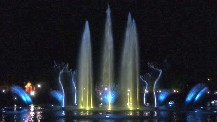 Откриха обновените Пеещи фонтани в Пловдив (видео)