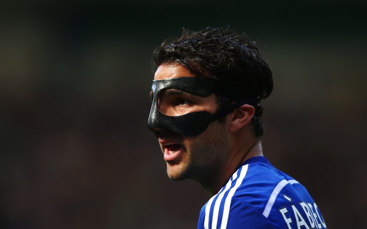 Фабрегас си оперира носа