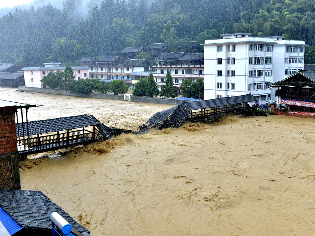 Рухнал мост над река в провинция Гуейджоу, Китай. Проливни дъждове засегнаха югоизточната част на Гуейджоу.