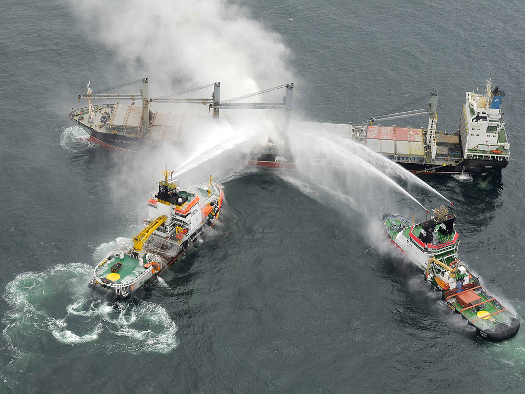 Гасене на пожар на кораб в Северно море в близост до Хелголанд, Германия.