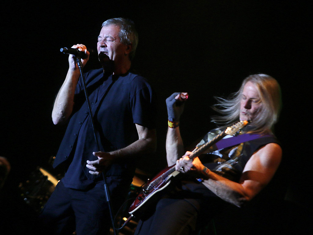 Британският певец Иън Гилън и китаристът Стив Морс от британската рок група Deep Purple на сцената по време на тяхното турне в Пуебла, Мексико.
