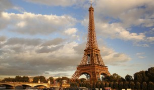 Хванаха крадците, виновни за стачката в Айфеловата кула