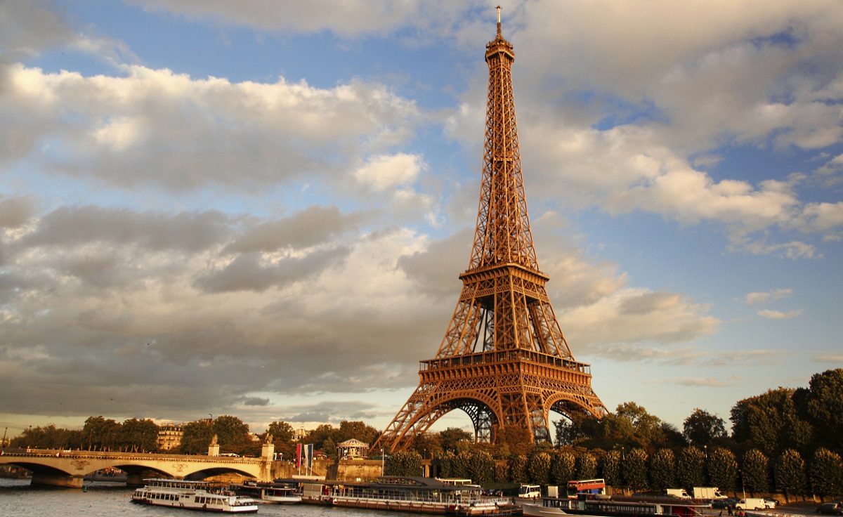 Полюбувайте на Айфеловата кула и Триумфалната арка. Най-малко скъпият месец за пътуване до Париж е август.